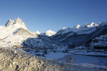 Fototapeta na wymiar Foratata, Pirenejach ze śniegiem