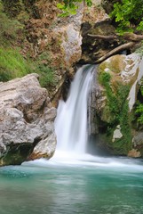 Fototapeta na wymiar Waterfall - Lake św Benedykta - Subiaco - Rzym - Włochy