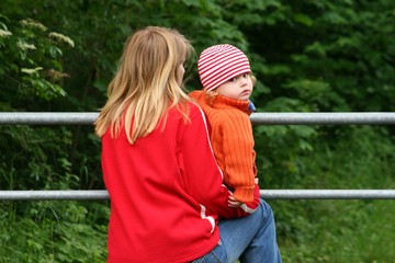 Kind schaut interessiert