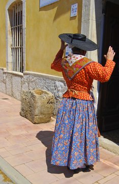 Danse et tenue proven&ccedil;ale