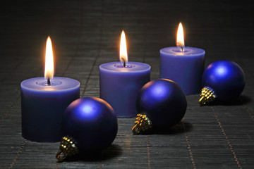 kerzen mit weihnachtskugeln