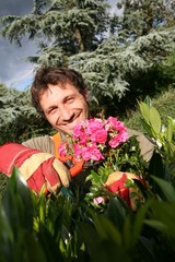 jardinier taille les rosiers