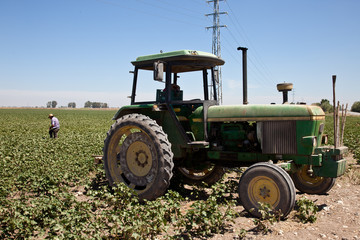 Tractor y agricultor trabajando