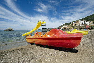 barco de pedales en la playa