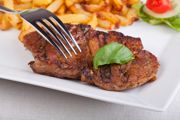 saftiges Schweinesteak mit Pommes frites