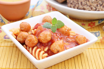 Nudeln mit Hackfleischbällchen