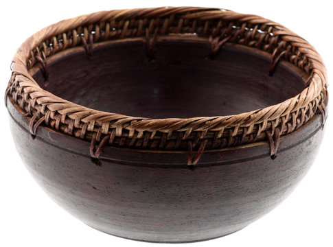 bol ethnique en bois et tresses de raphia, fond blanc