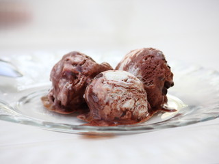 3 bolas de helado de chocolate