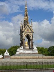 Fototapeta na wymiar Albert Memorial w Londynie