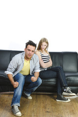 Zwei Teenager auf dem Sofa, fernsehen