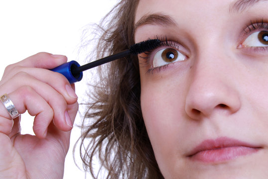 Wimperntusche auftragen