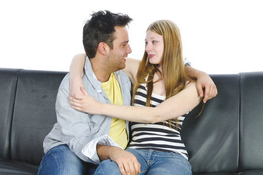Jugendliches Paar auf dem Sofa, umarmen sich
