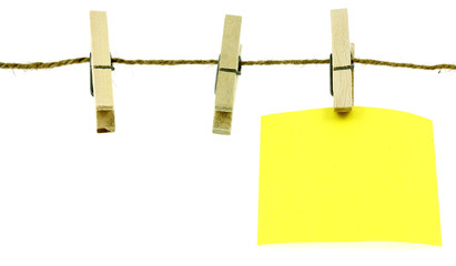 post-it jaune sur cordelette avec pinces &agrave; linge, fond blanc