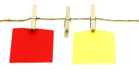 post-its sur cordelette avec pinces &agrave; lige, fond blanc
