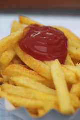 Pommes und Ketchup