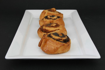 Nussschnecken und Mohnschnecken in einer Reihe