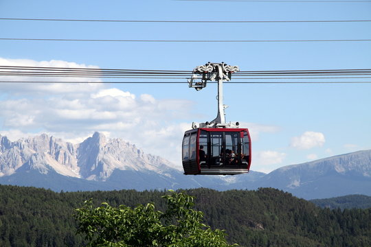 Fototapeta A cablecar in the Dolomite Mountains of Italy