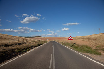 Carretera con señal de curva a la izquierda