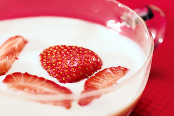 strawberries in milk