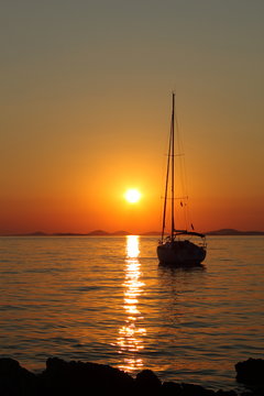 Fototapeta Gold romantic sunset with yacht