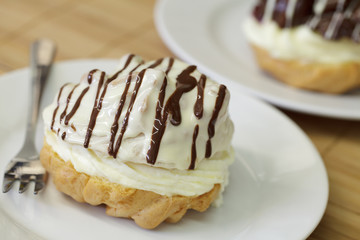 Windbeutel mit Schokoüberzug und Kirschfüllung