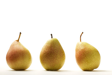 drei birnen auf weissem hintergrund