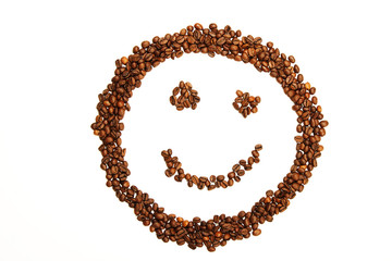 ein lachender smilie aus kaffeebohnen geformt