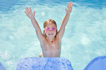 niña en la piscina