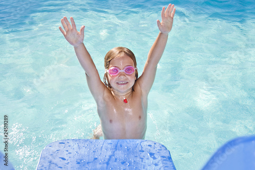 Niña En La Piscina Fotos De Archivo E Imágenes Libres De Derechos En Imagen 24519289 