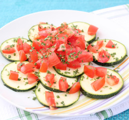 zucchinis mit Tomate