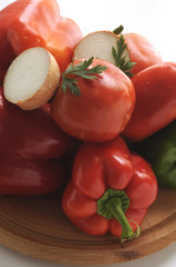 Peperoni con cipolle e pomodori