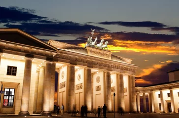 Fototapete BRANDENBURG GATE at sunset in Berlin © Gary