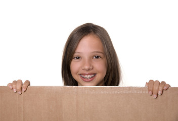 jeune fille souriante derrière un carton