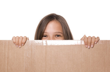 visage d'enfant qui sort d'un carton