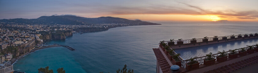 Sorrento y el Mar al atardecer (panorámica)