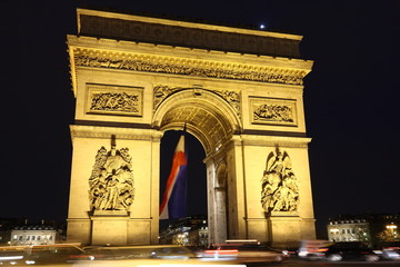 Fototapeta na wymiar Arc de triumfu w Paryżu Arc z francuską banderą