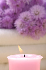 Obraz na płótnie Canvas Spa candles and pink flower on towel