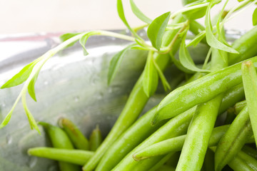Stangenbohnen mit Bohnenkraut im Küchensieb