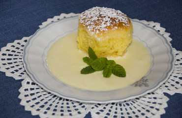 Rohrnudel mit Vanillesoße