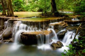Naklejka premium Huay Mae Khamin Waterfall Sixth Level, in deep forest Thailand