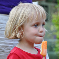 kind mit eislutscher
