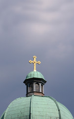 Fototapeta na wymiar złoty krzyż na kościele ? Matthias Buehner