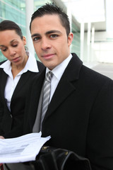 Homme et femme d'affaires