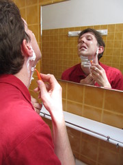 rasage dans la salle de bains