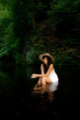 Frau im Fluss