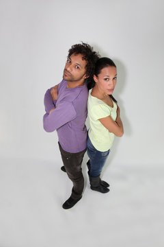 Homme et femme debotu dos &agrave; dos