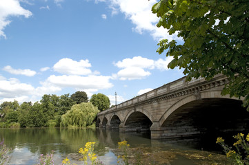Fototapeta na wymiar Serpentine Bridge in Hyde Park