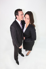 Homme d'affaires chuchotant à l'oreille d'une femme