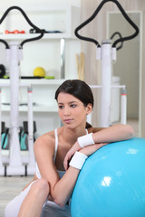Jeune femme en salle de sport
