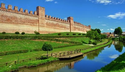 Fototapeta na wymiar Citadel - murów miasta - Włochy